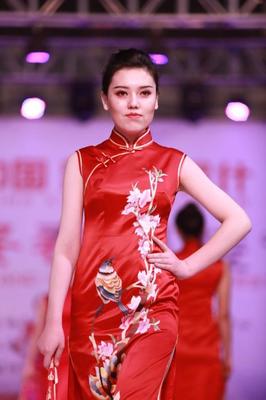 霓裳羽衣舞絲路繁華 盛世歡歌譜時代新篇——2019中國新疆喀什絲路文化冬春服裝節開幕